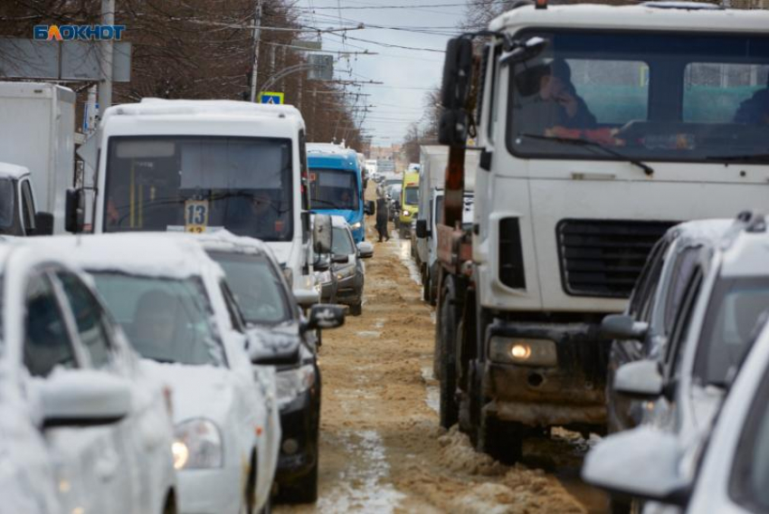 Десятибалльные пробки сковали дороги Ставрополя в пятницу 13-го