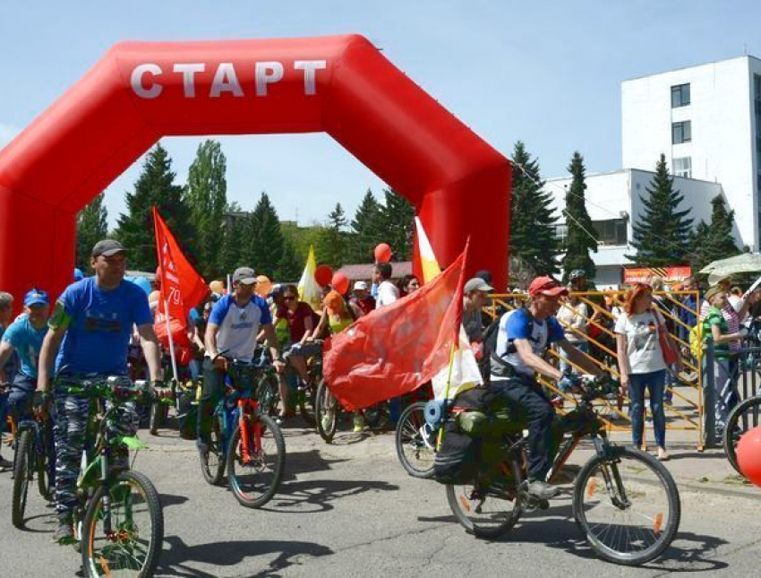 Сотни людей пробежали и проехали на велосипедах по центральным улицам Ставрополя