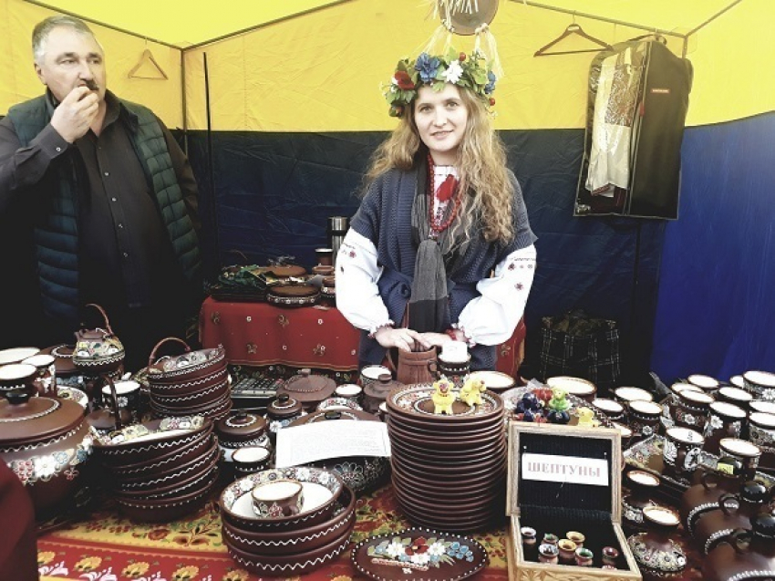 Веселые народные гулянья с ярмаркой продуктов и рыцарским турниром прошли в центре Ставрополя