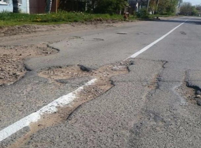 Новая разметка на разрушенной дороге удивила жителей Ставрополья