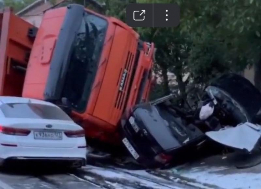 Столкновение с КАМАЗом в Ставрополе закончилось для одного из водителей переломом таза и шоком 