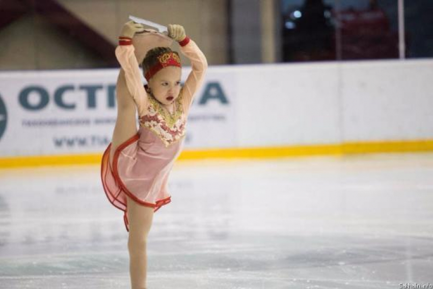 На льду кадетского училища Ставрополя соревновались юные фигуристы