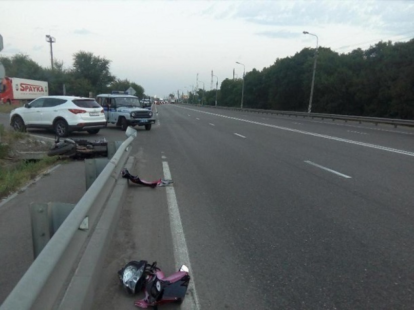 "Влетевший» в отбойник молодой мотоциклист без прав и шлема разбился насмерть на Ставрополье