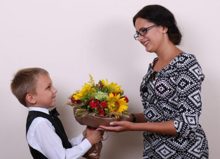 Букет или антисептик: что подарить ставропольским педагогам в День учителя?