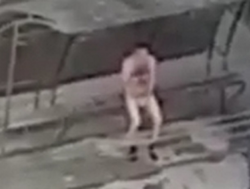 Абсолютно голый мужчина на автобусной остановке всполошил жителей Ессентуков и попал на видео