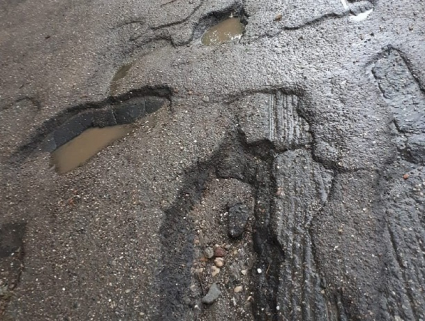 "Как после бомбежки": на ужасное состояние дорог пожаловались жители Кисловодска 