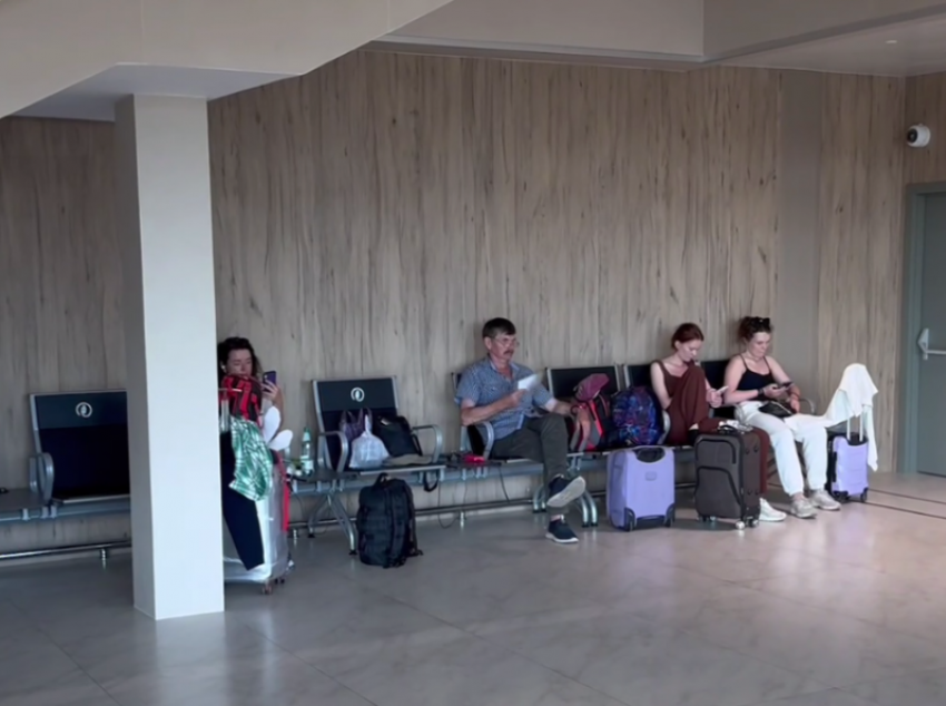 Как пассажиры аэропорта Минеральных Вод пережили изнуряющую жару: видео 