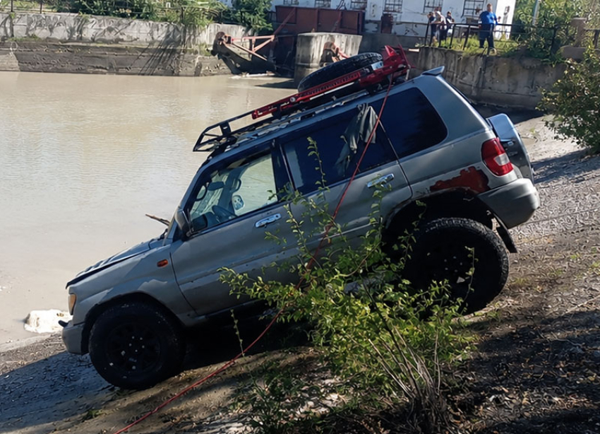 Из канала на Ставрополье достали машину с погибшим водителем
