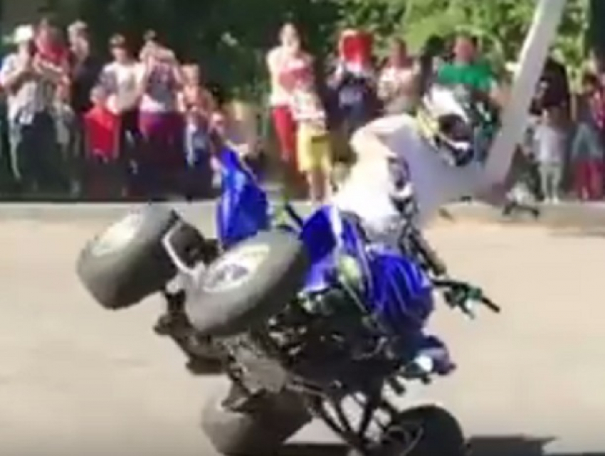 Эффектные трюки водителя квадроцикла сорвали овации жителей Михайловска и попали на видео