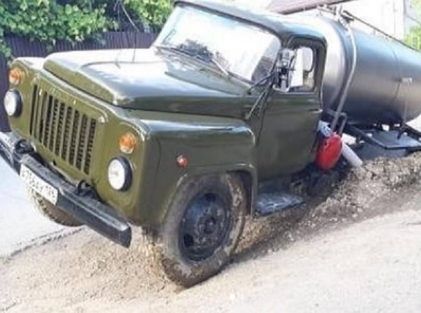Грузовик-ассенизатор провалился на дороге в Пятигорске