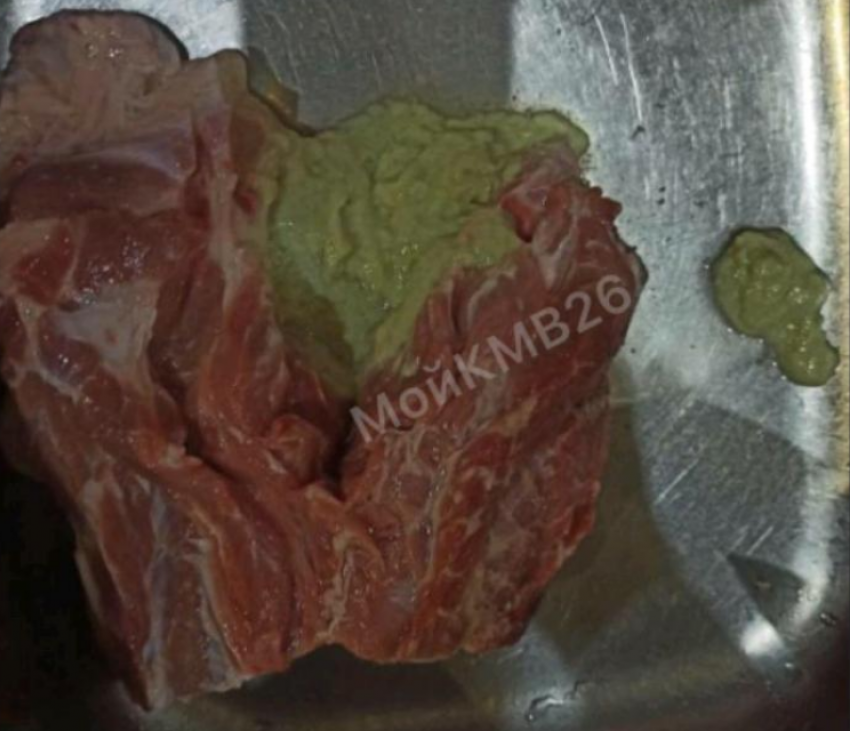Неожиданная находка в мясе шокировала покупателей в Пятигорске