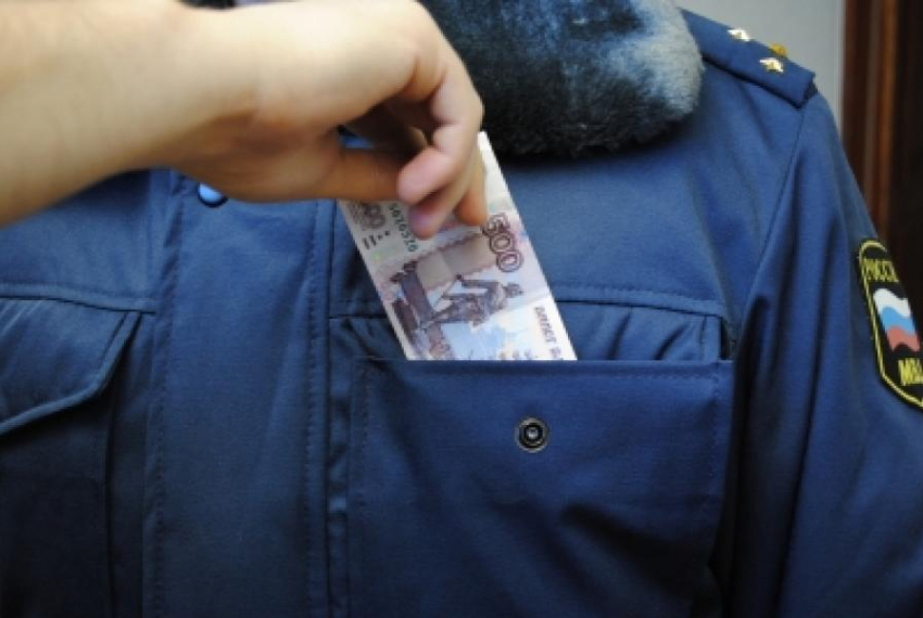 Сотрудники ГАИ на Ставрополье попались на взятке в 70 тыс рублей от коллеги