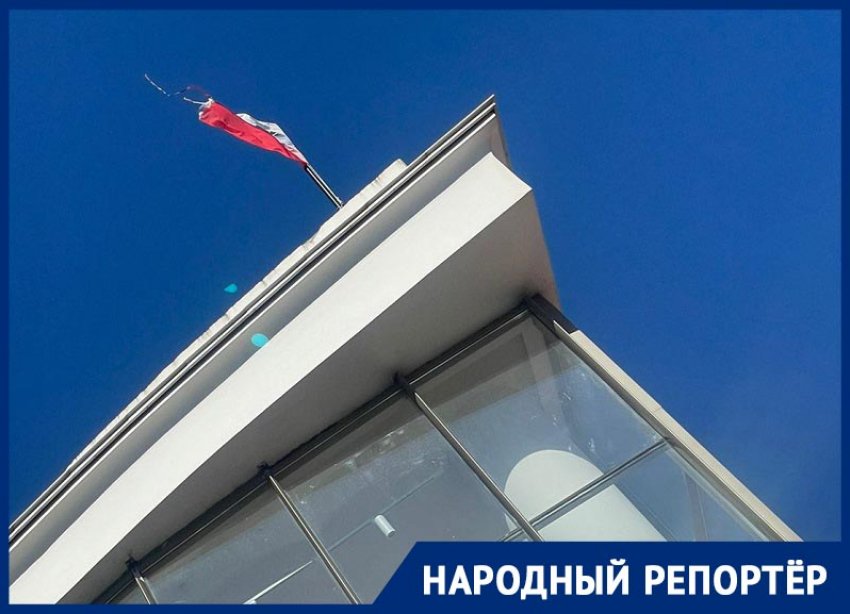 Потрепанный триколор в День флага России на здании возмутил жителей Кисловодска 