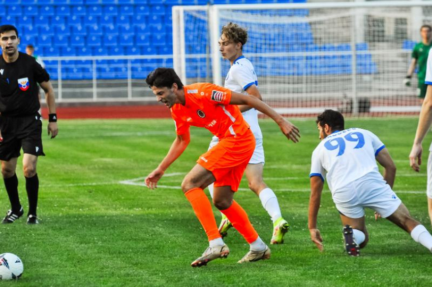 Разгром в Покойном, ничья в Изобильном: подводим итоги 7 тура футбольного чемпионата края