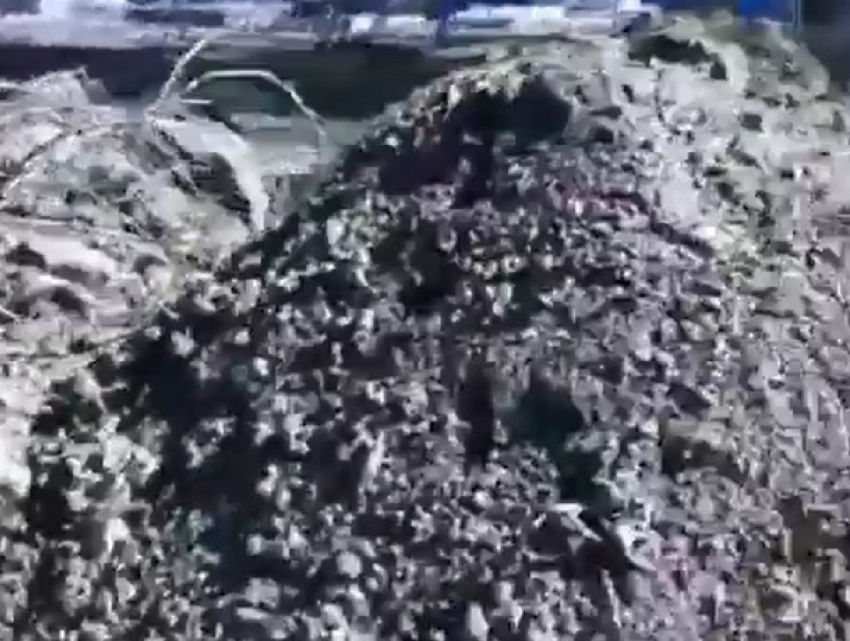 Неизвестные завалили  строительным мусором территорию кладбища в Ставрополе 