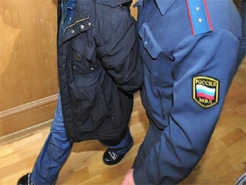 Оскорблявший прохожих на детской площадке мужчина набросился с кулаками на полицейского на Ставрополье