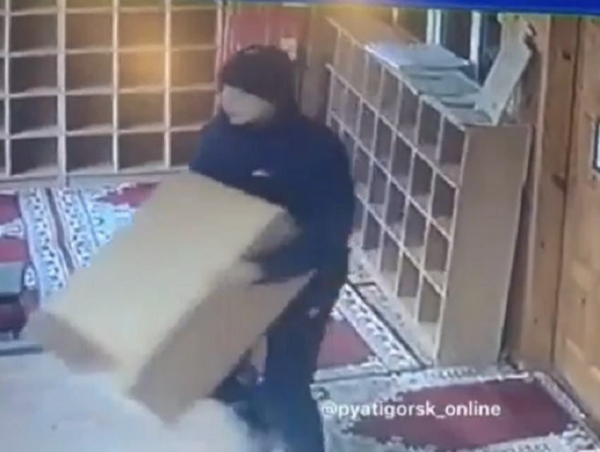 Неизвестный нагло украл из мечети ящик с пожертвованиями в Пятигорске