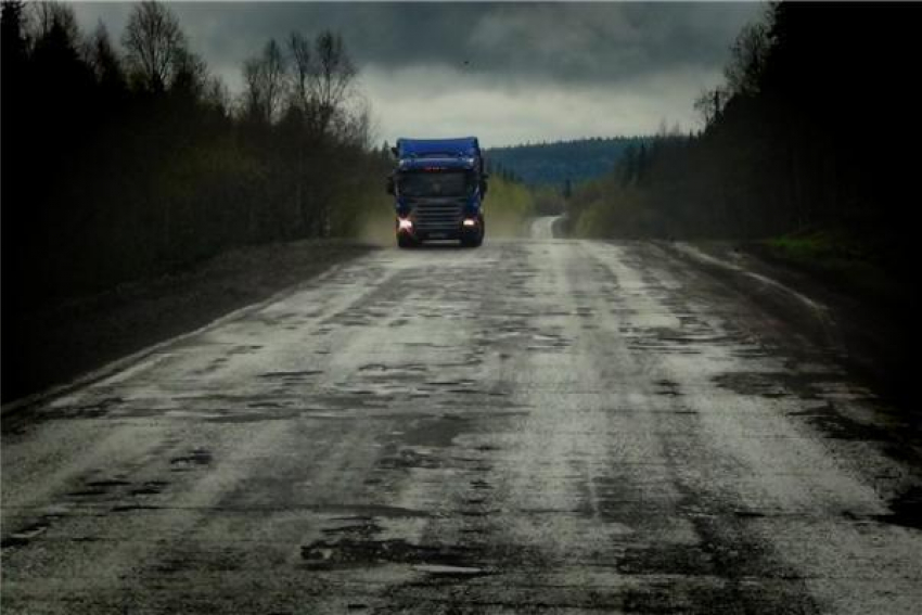 Сильный ветер сдул 14 грузовиков в кюветы на трассе Ставрополья