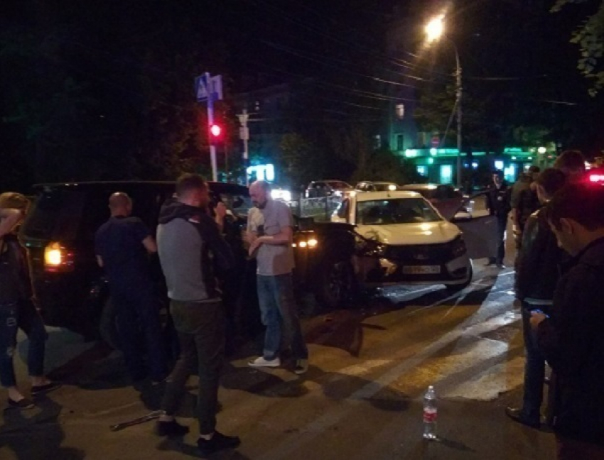 "Лада-Веста» и внедорожник столкнулись на «зебре» в центре Ставрополя