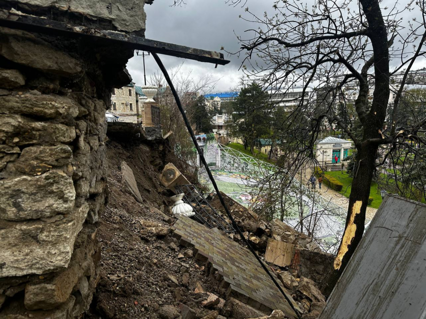 Часть подпорной стены и тротуар обрушились в Пятигорске из-за осадков
