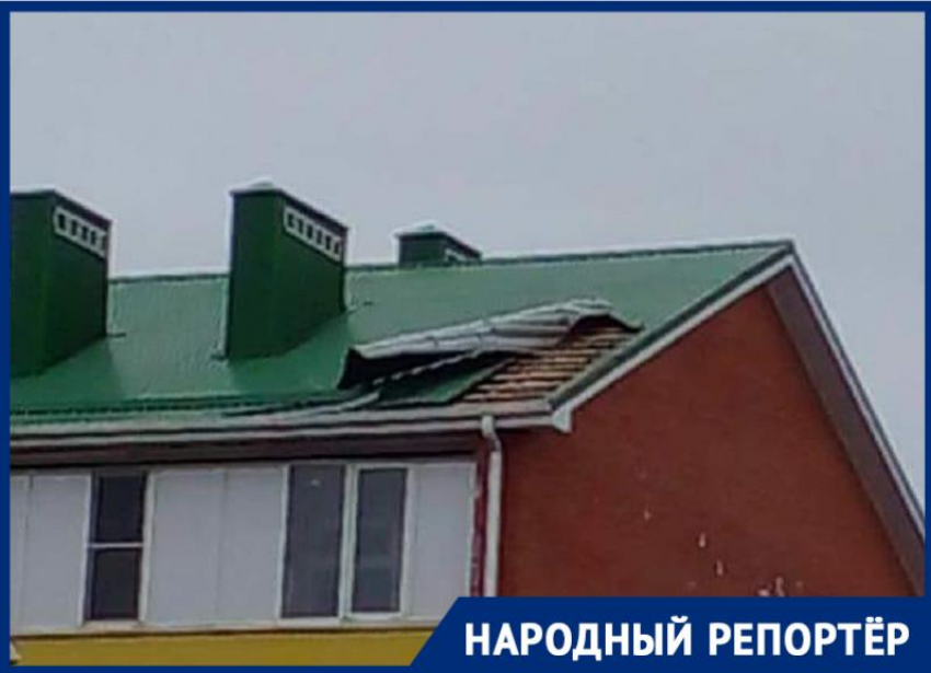 Почти месяц жители дома на улице Гоголя в Михайловске сидят с оторванной из-за урагана крышей 