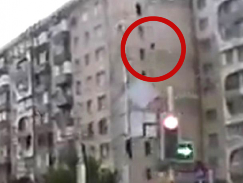 Появилось видео падения 24-летнего мужчины из окна многоэтажки в Ставрополе