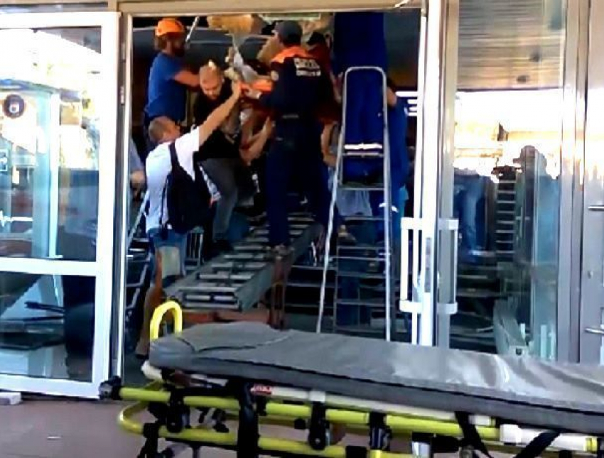 Появилось шокирующее видео спасения выпавшего молодого мужчины из пробитого козырька в «Европарке"