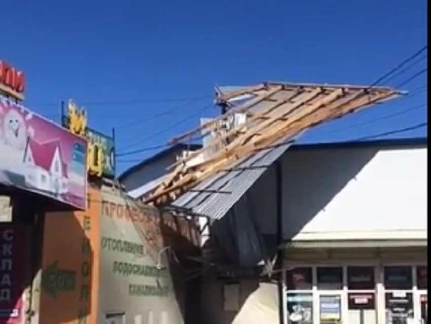 Сильный ветер сорвал крышу с магазина в Кисловодске