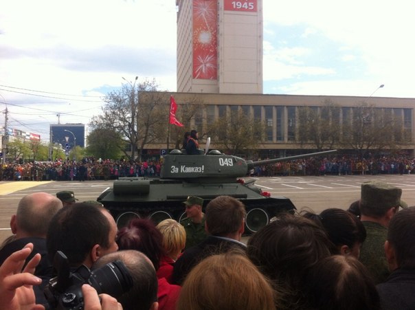 танки идут по площади Ленина