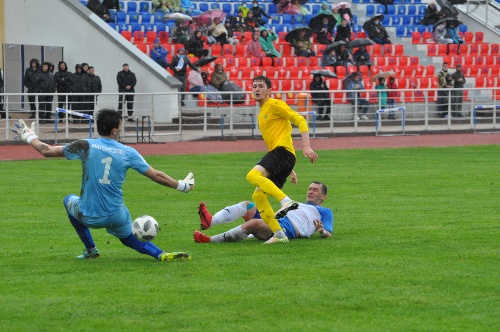 Азамат Курачинов забивает гол в ворота «Анжи»