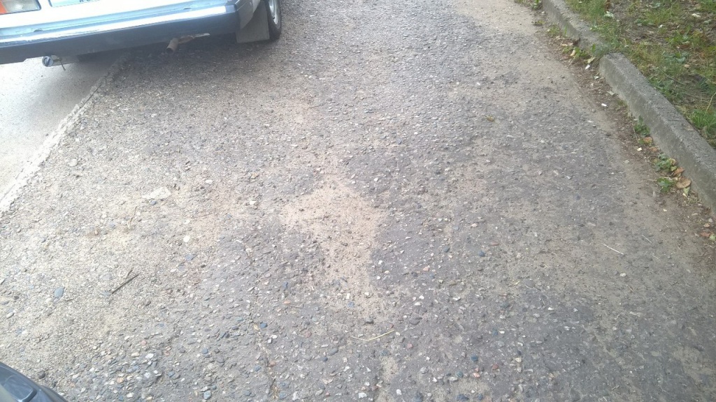 Машины паркуют на тротуаре.jpg