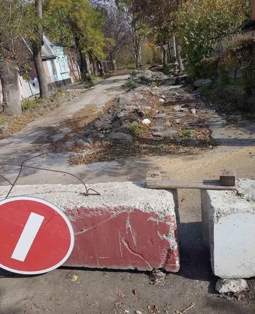 В Ессентуках жители двух улиц не могут пройти к своим домам из-за  перекопанной дороги